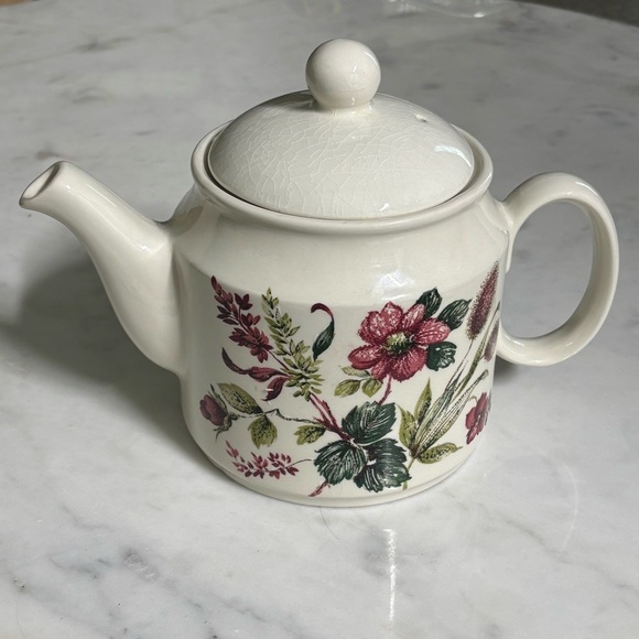Vintage Sadler, England floral ceramic teapot with lid in Hedgerow pattern - Picture 1 of 8